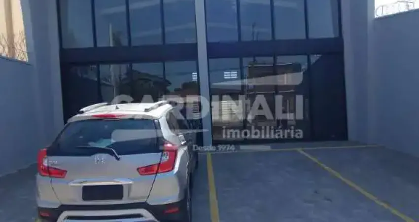 Salão comercial com sala, mezanino e estacionamento na frente.