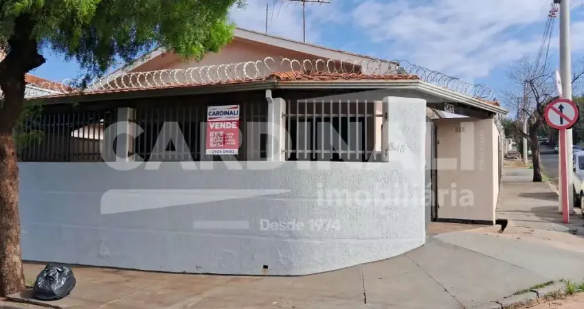 Casa de esquina com ótima localização, com terreno grande e área de lazer.