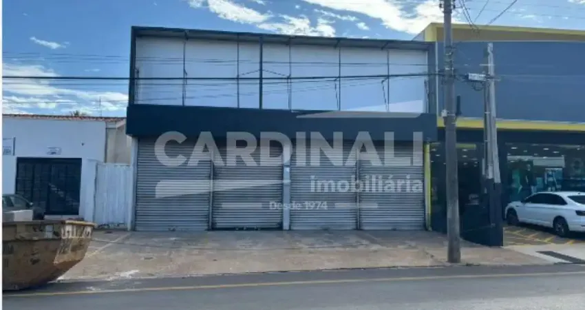 Salão comercial com localização privilegiada, com estacionamento.