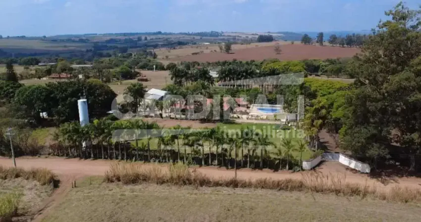 Chácara bem localizada com uma maravilhosa topografia e lazer perfeito.