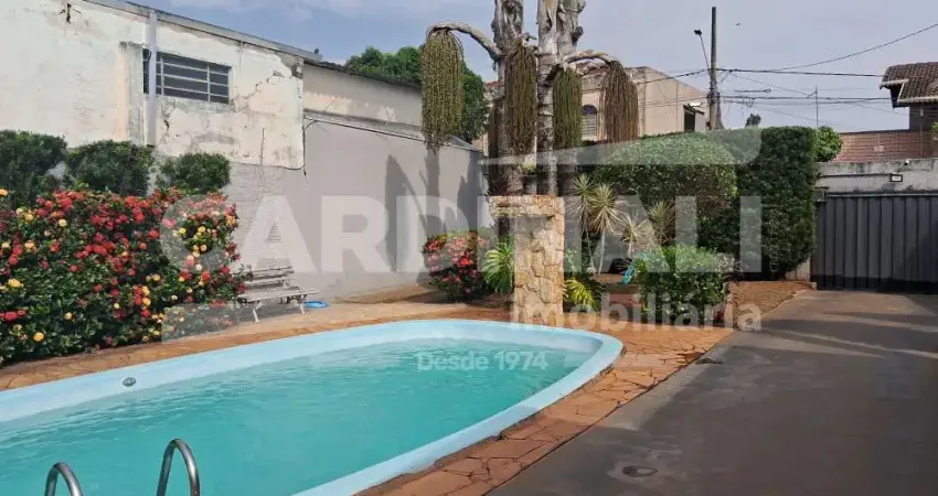 Casa com localização privilegiada, com 02 suítes e piscina grande.