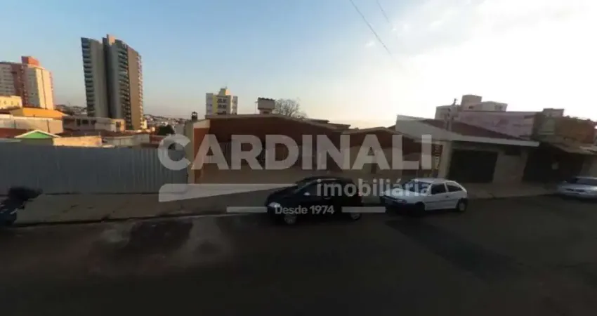 Casa em uma localização central ao lado do teatro municipal/ posto de combustível biquinha.