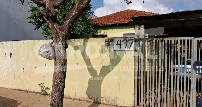 Casa no centro de américo brasiliense, com amplo terreno. ótima oportunidade de investimento!