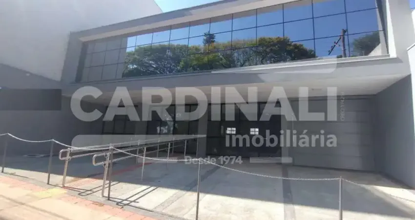 Salão comercial com 20 vagas de estacionamento no centro da cidade.