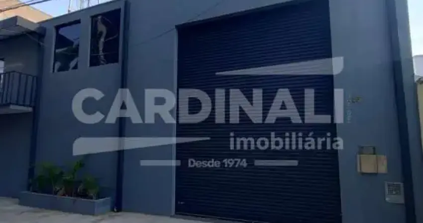 Barracão comercial com mezanino e pé direito alto, próximo ao shopping.