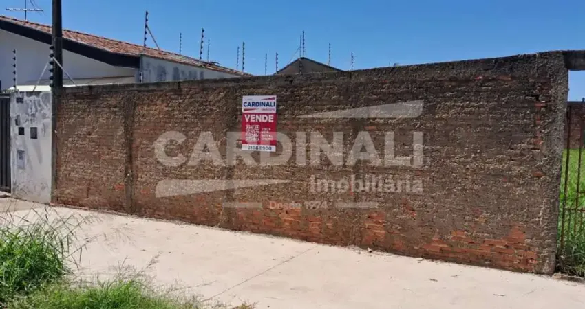 Terreno padrão com ótima localização, pronto para construir.
