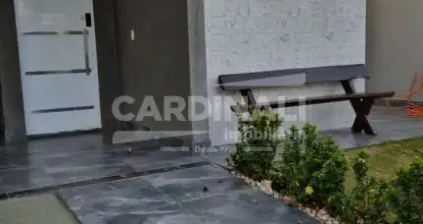 Casa em condomínio com localização espetacular, com 03 suítes.