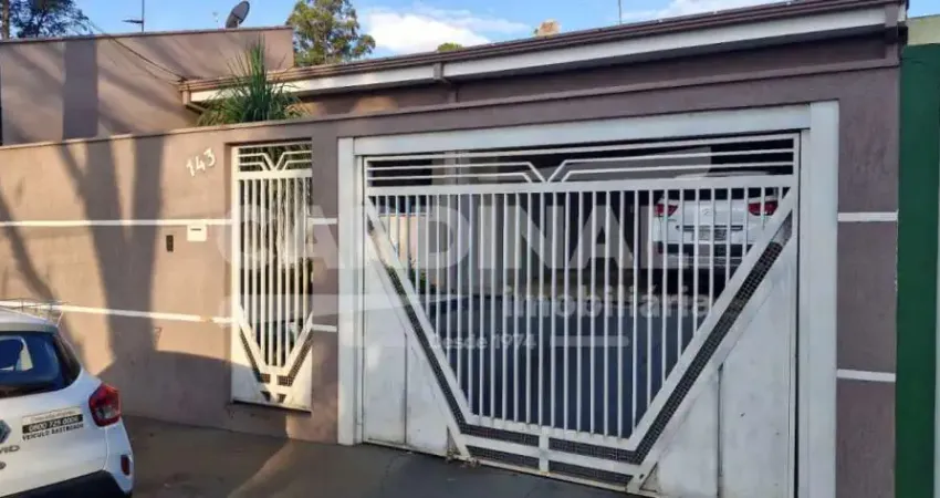 Casa com excelente localização, próximo a supermercados e escolas.