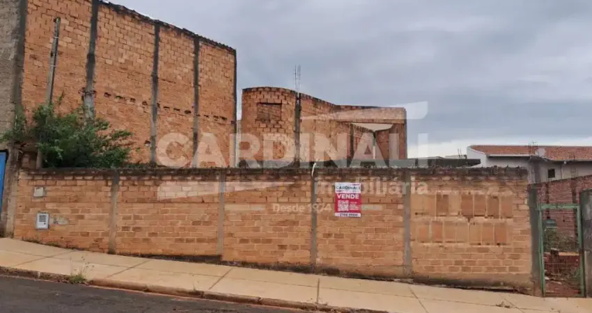 Terreno com ótima localização, com construção em andamento.