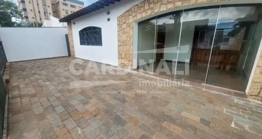 Casa com localização espetacular, em frente a praça dos paliteiros.