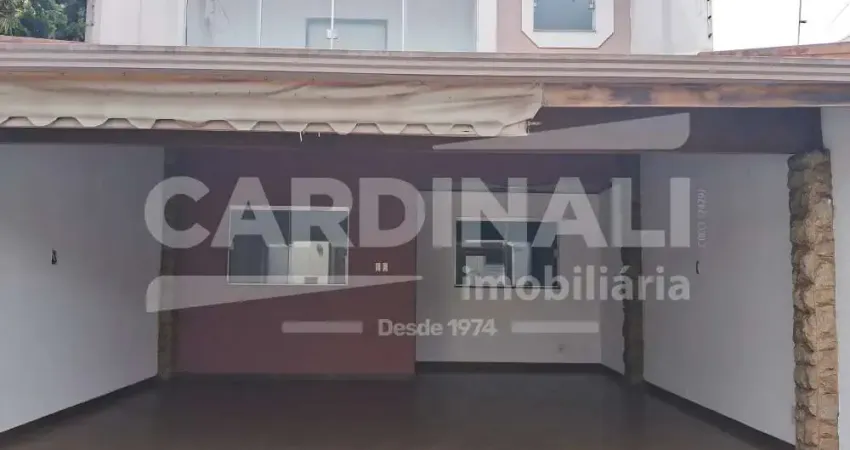 Casa com ótima localização, com 03 dormitórios com uma suíte e área com churrasqueira.