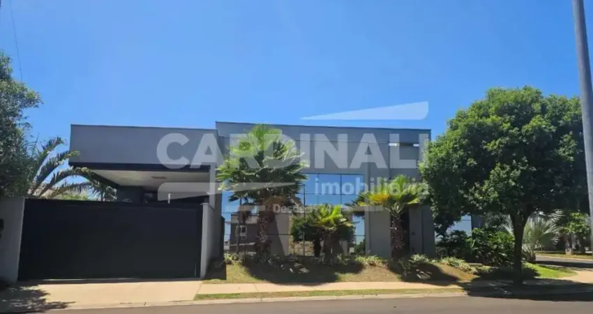 Casa de esquina, próximo a portaria, com excelente localização.