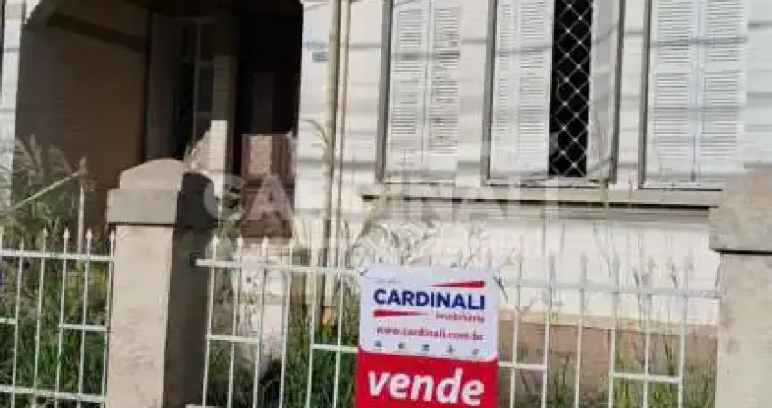 Casa com localização espetacular, de esquina e com amplo terreno.