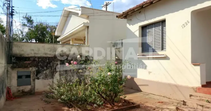 Casa com excelente localização, próximo a supermercados e comércios.