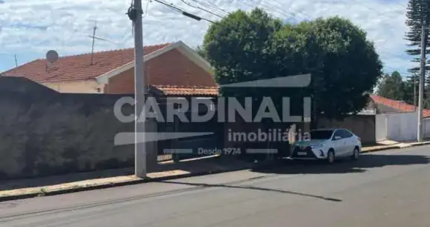 Casa de esquina com ótima localização, a uma quadra da vaz filho.