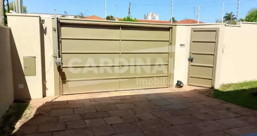 Casa com excelente localização, próximo a supermercados e comércios.