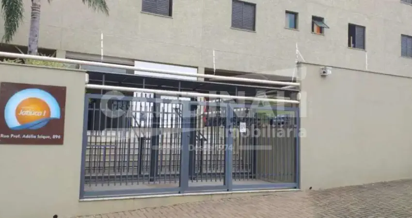 Apartamento com ótima localização, armários no dormitório e cozinha.