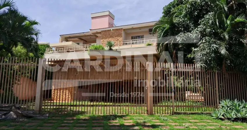 Linda casa em condomínio, com 05 suítes, piscina, sauna e academia.