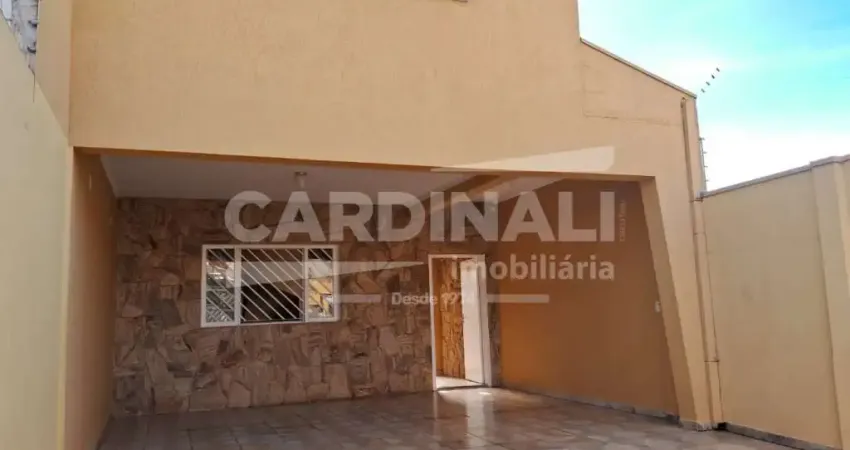 Sobrado com ótima localização, 03 dormitórios com 01 suíte e área com churrasqueira.