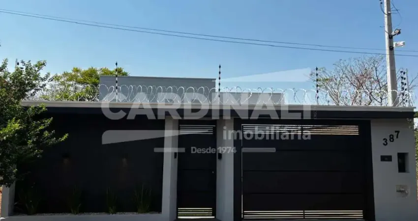 Casa nova com localização privilegiada, próximo ao shopping jaraguá.