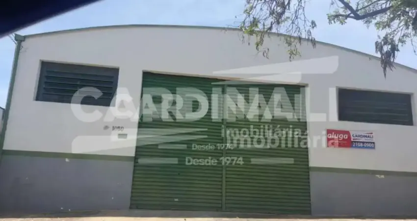 Barracão com ótima localização, na lateral da estrada de ferro.