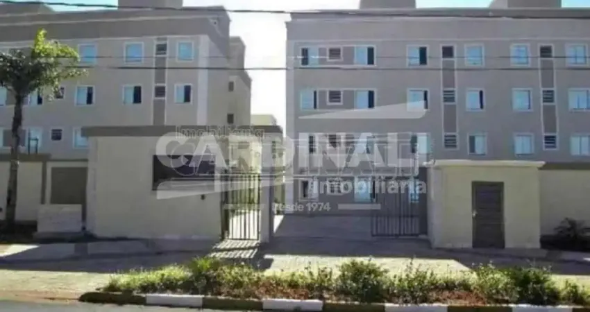 Apartamento com ótima localização, condomínio com piscina e portaria 24 horas.