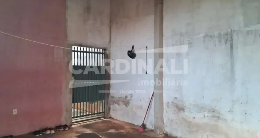 Casa com ótima localização, com 02 dormitórios sendo um suíte.