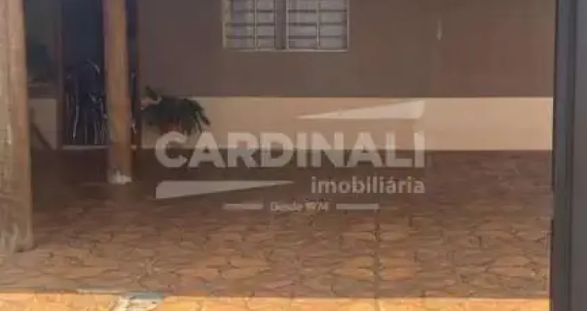 Casa de esquina com ótima localização, piscina e área de churrasqueira.