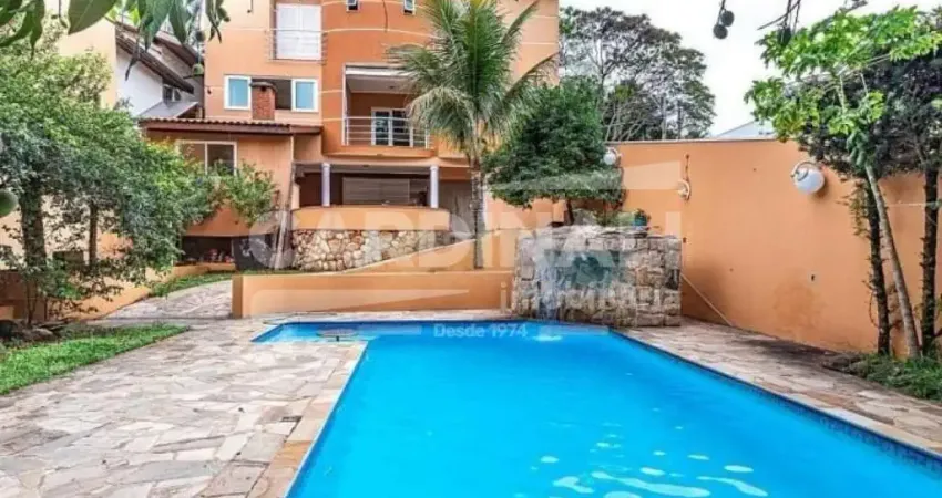 Casa à venda no Condomínio Chácara Prado, sofisticação, espaço e lazer privativo com 5 suites.