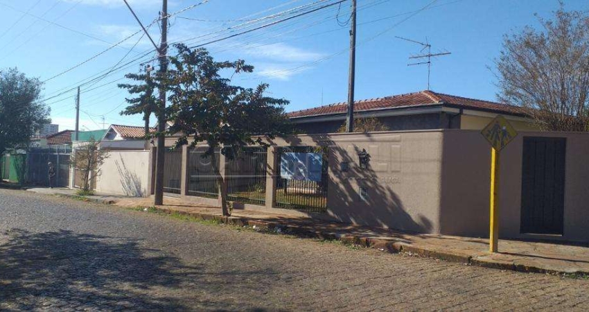 Casa com 3 quartos à venda na Avenida Mário Ybarra de Almeida, Esquina com a rua 12, 1043, Centro, Araraquara