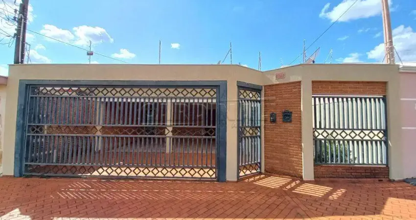 Casa com 3 dormitórios sendo 1 suite com garagem para 2 carros próximo ao bicão.