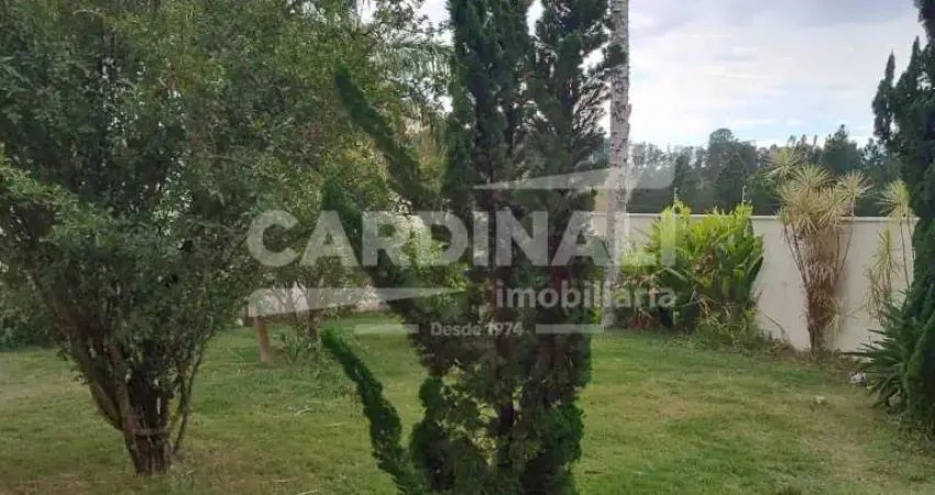 Casa com 5 dormitórios sendo 3 suítes, 6 vagas de garagens, área de lazer completa.