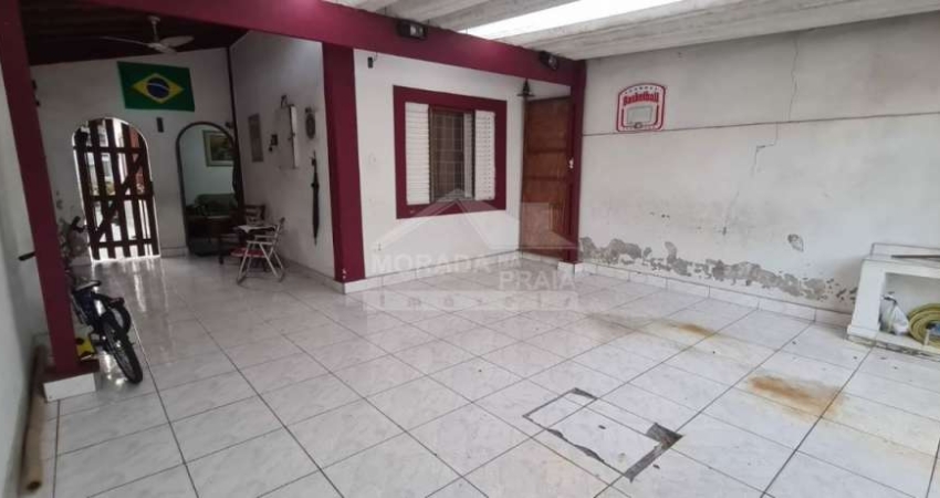 Casa geminada no Canto do Forte, 03 dormitórios, 2 vagas, edícula, confira em Praia Grande.
