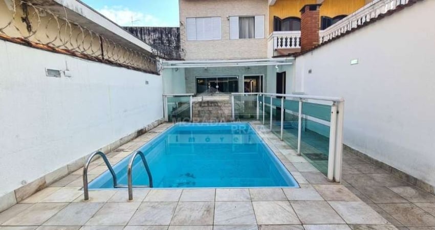 Sobrado de 2 dormitórios, edícula e piscina na Aviação, só na imobiliária em Praia Grande.