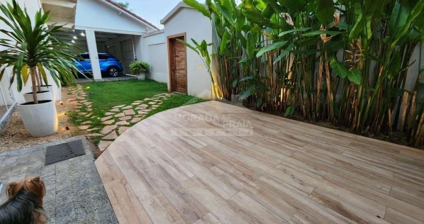 Casa ISOLADA espetacular no Canto do Forte, 3 suítes, 7 vagas, só na imobiliária em Praia Grande.