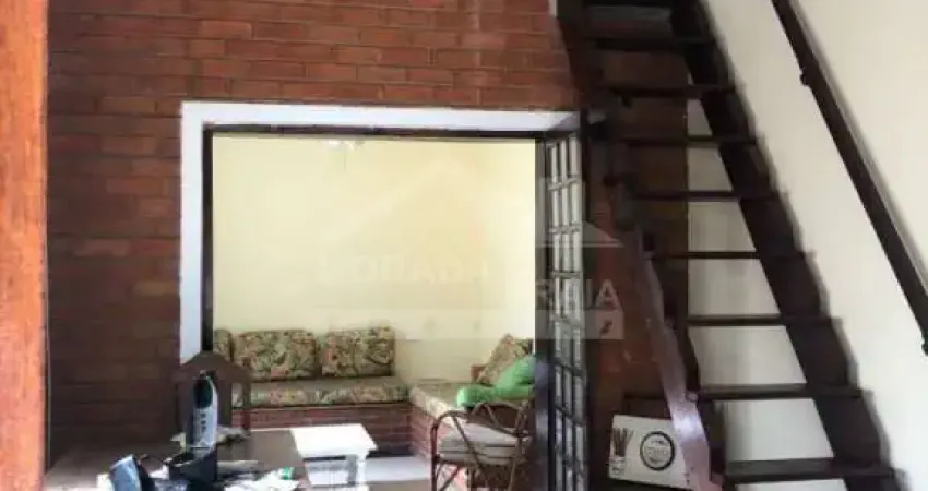 Casa Geminada,02 dormitórios na Guilhermina perto da Praia aqui na Imobiliária em Praia Grande.