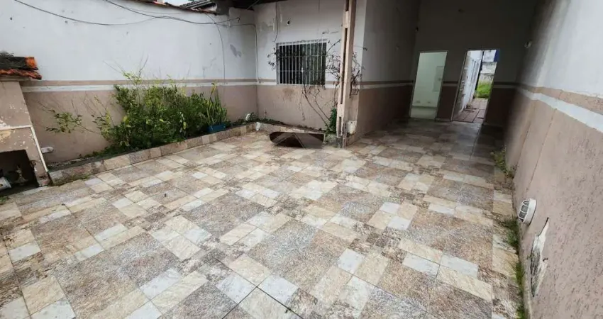 Casa geminada na Vila Guilhermina, 2 dormitórios, 3 vagas, confira na imobiliária em Praia Grande.