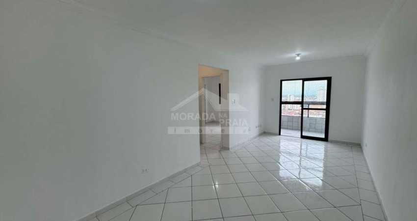 Apartamento GRANDE na Ocian, 2 dormitórios, sacada, piscina, confira na imobiliária em Praia Grande.