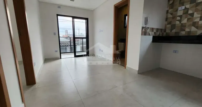 Casa Sobreposta ALTA em Condomínio Fechado na Mirim, 3 dormitórios, sacada, confira em Praia Grande.