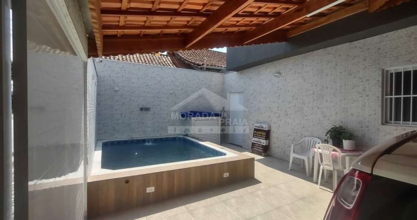 Casa com piscina aquecida e churrasqueira na Ocian, Praia Grande, SP.
