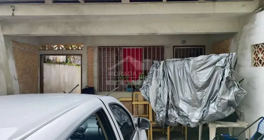 Excelente Casa geminada 01 dormitório com Edícula, próximo a todo o comércio no bairro da OCIAN.