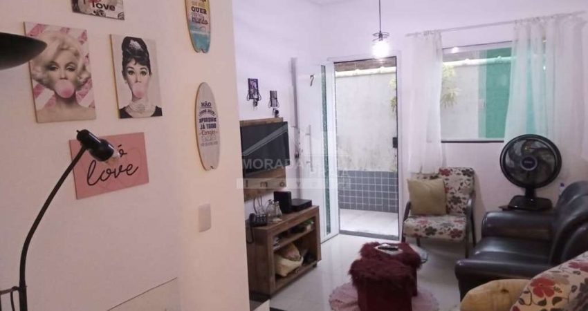 Casa de 2 dormitórios, à menos de 350 metros da praia no Caiçara em Praia Grande, SP.