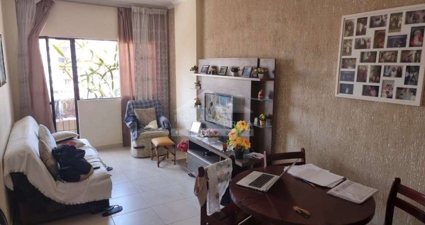 Apartamento a 100 metros da praia, com 2 banheiros, sacada, ótimo espaço interno.