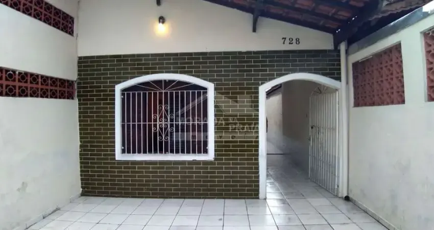 Casa geminada de 2 quartos sendo 1 suíte, 02 vagas de garagem com churrasqueira na Vila Mirim.