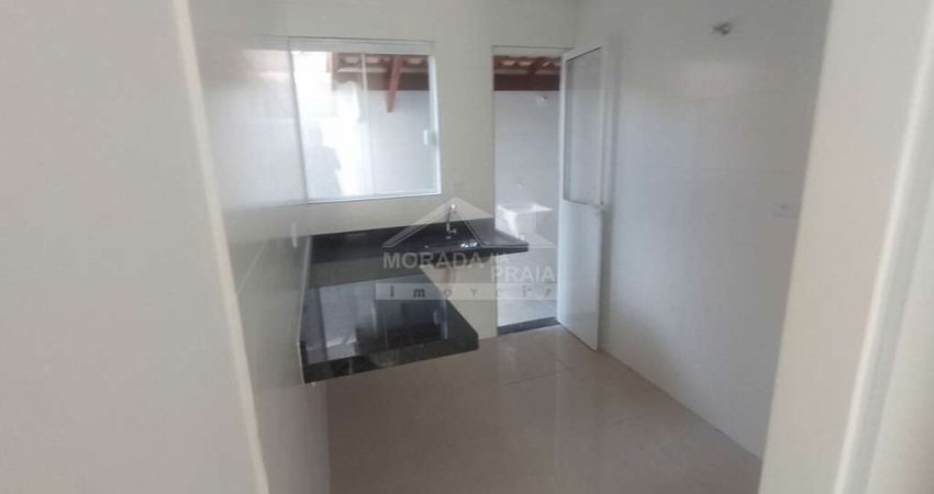 Térrea em condomínio, 400 metros da praia no bairro Maracanã!