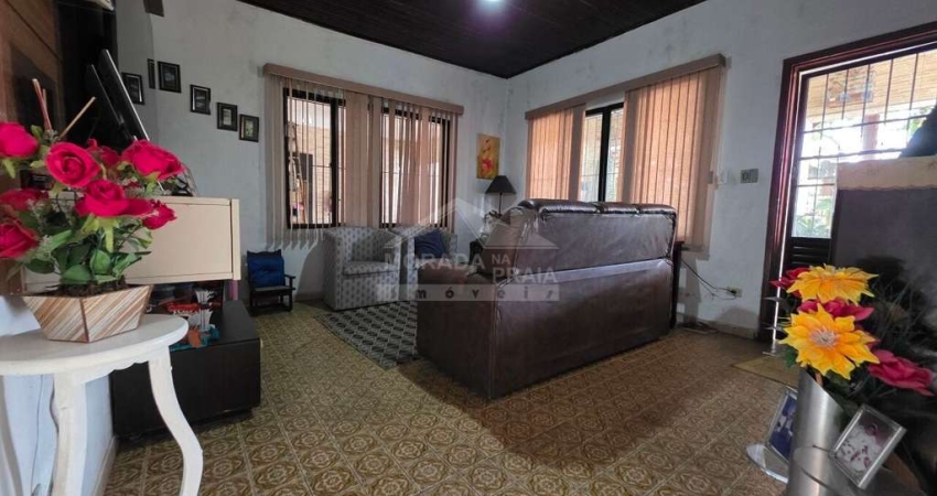 Casa ISOLADA no Forte, 5 dormitórios TOTAIS, 4 vagas, quintal, edícula, confira em Praia Grande.