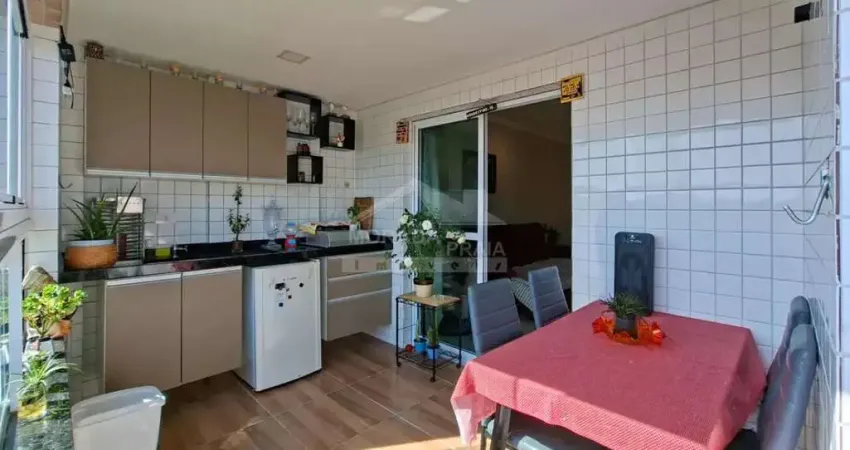 Apartamento no canto do forte de 02 dormitórios sendo 01 suíte, 2 vagas de garagem, semi mobiliado.