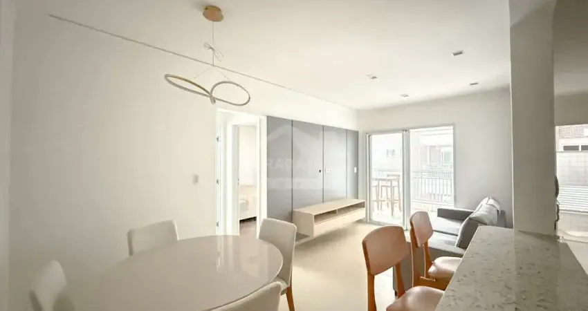 Apartamento totalmente mobiliado e decorado no canto do forte, 2 suítes, só na praia grande.