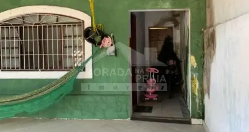 Casa Geminada no CANTO DO FORTE, 2 dormitórios, quintal, confira na imobiliária em Praia Grande.