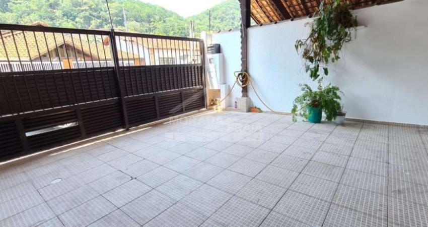 Casa Geminada no Canto do Forte, 2 dormitórios, quintal, 2 vagas cobertas, confira em Praia Grande.